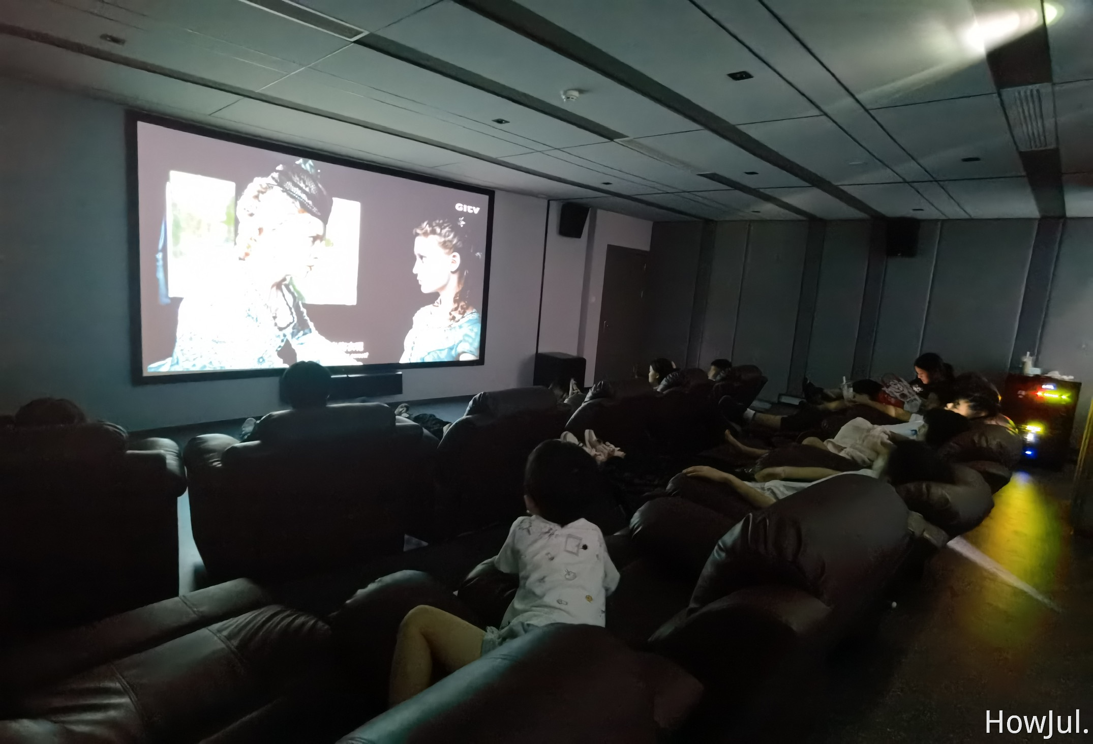 和小朋友们在放映室