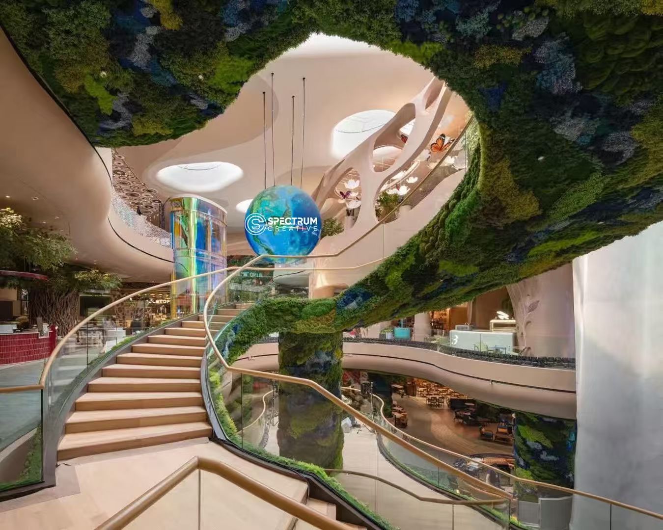 Spectrum Creative 定制的球形屏 sphere LED 显示屏，以 360° 无缝环绕视觉点亮高端展览与商业空间，打造全景沉浸式引流地标。
