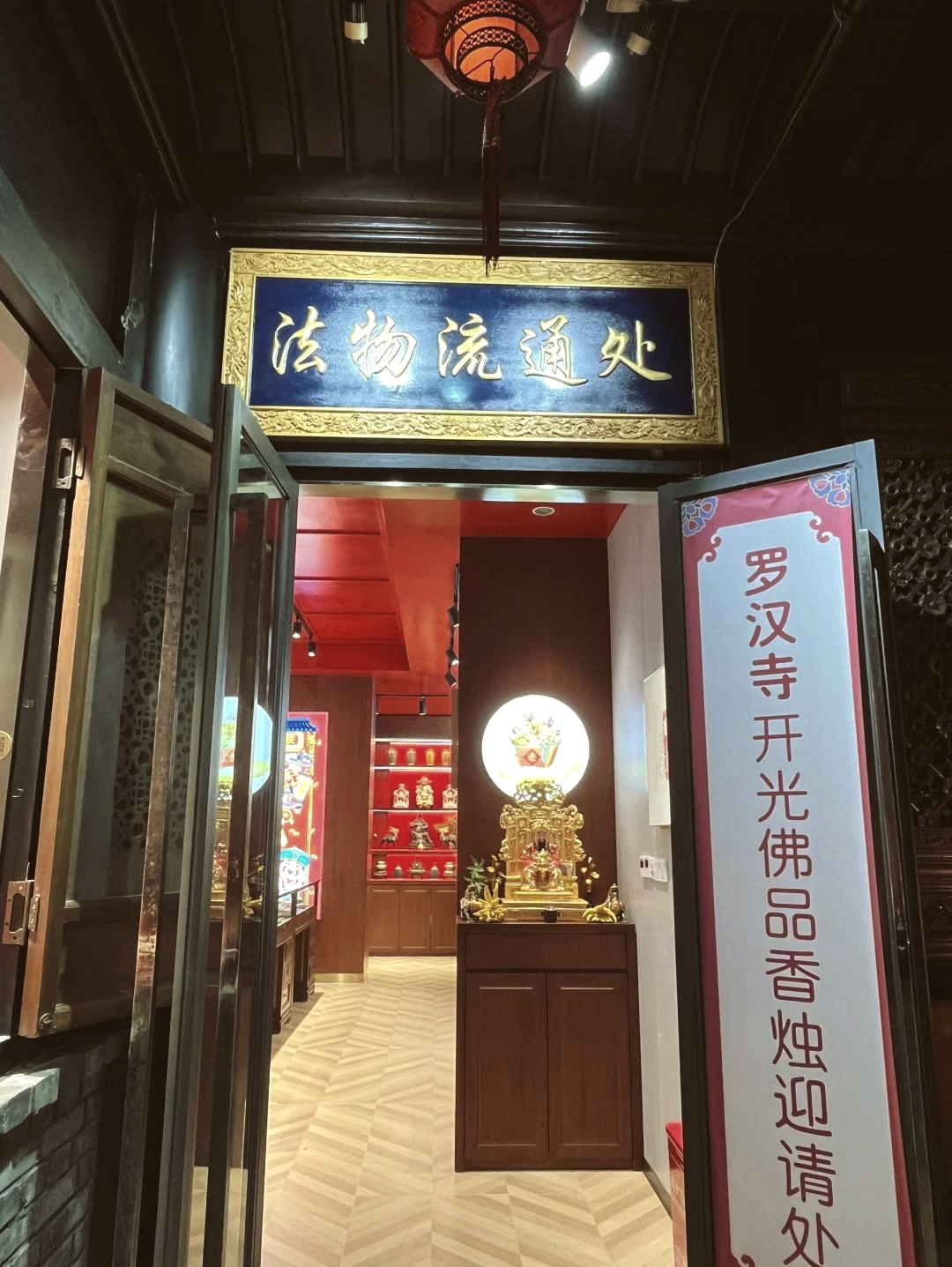 内景照：展示收费 经营内容的场景照片